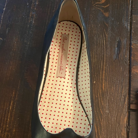 B.A.I.T. Footwear black Selena flats with red embroidered bow, vegan leather - Picture 5 of 9